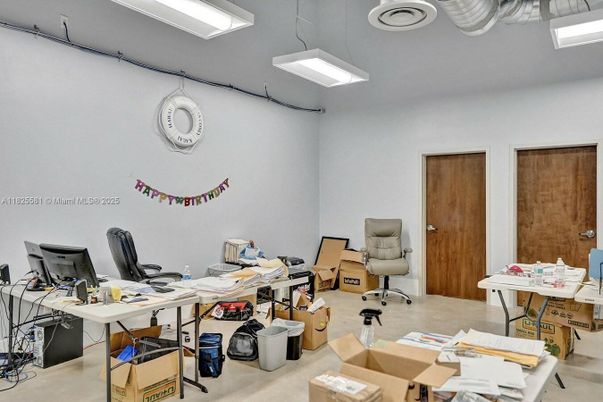 Home Office, Interior
