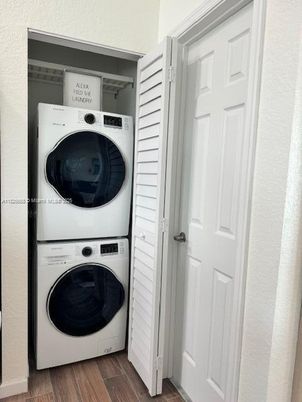 Interior, Utility Closets, Washer, Wood Texture Flooring
