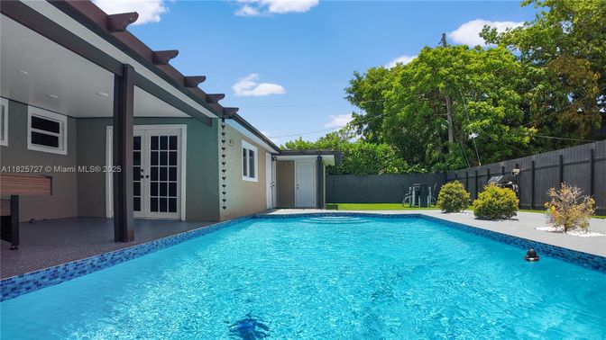 Exterior, Pool