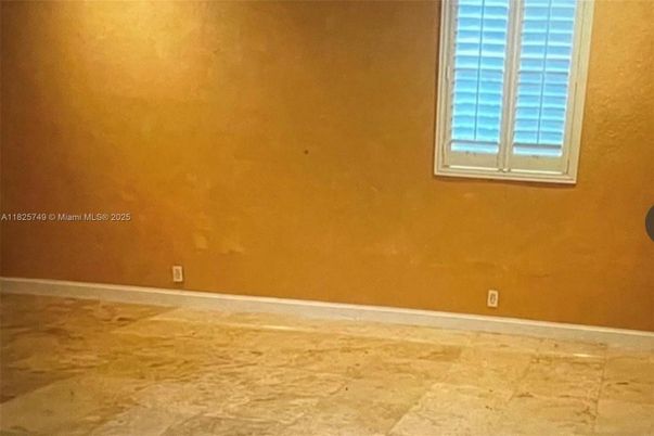 Empty room, Interior