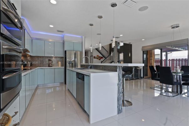 Dining room, Interior, Kitchen, Pendant Lights, Recessed Lighting, Stainless Steel Appliances