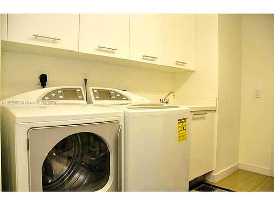 Interior, Washer, Wood Texture Flooring