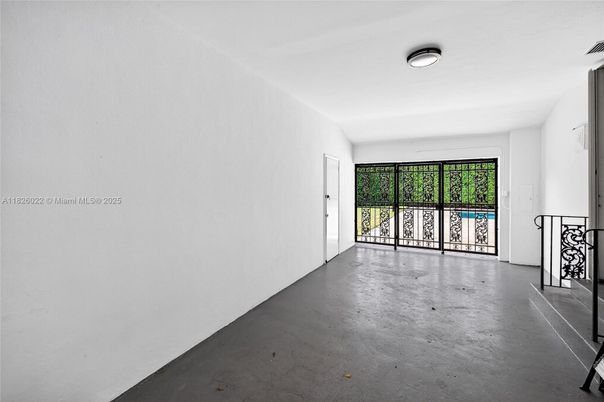 Empty room, Interior