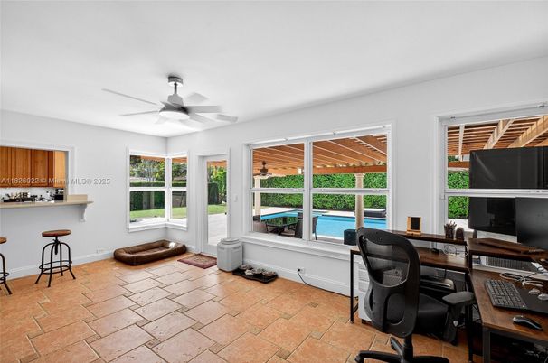 Home Office, Interior