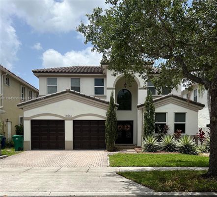 Attached, Exterior, Facade, Mediterranean