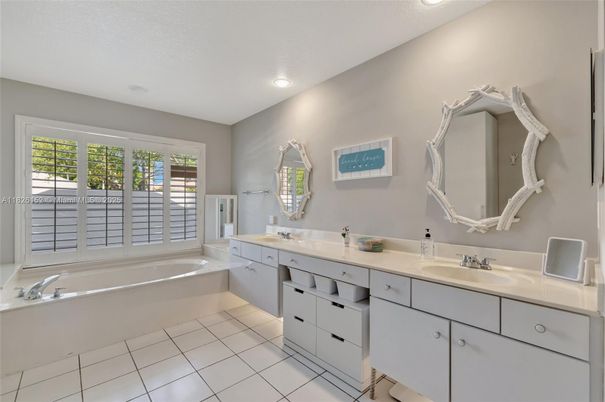 Bathroom, Dual Sink Vanities, Interior, Recessed Lighting