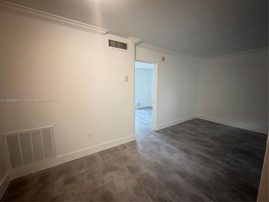 Empty room, Interior