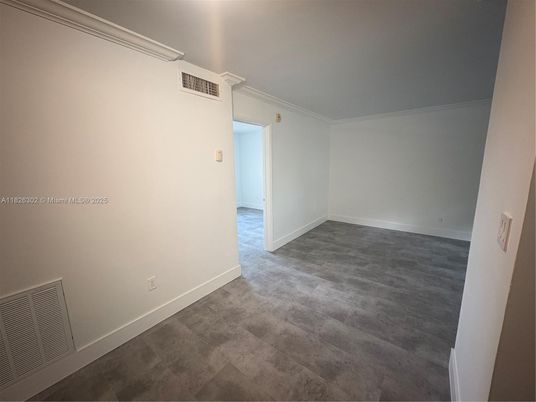 Empty room, Interior