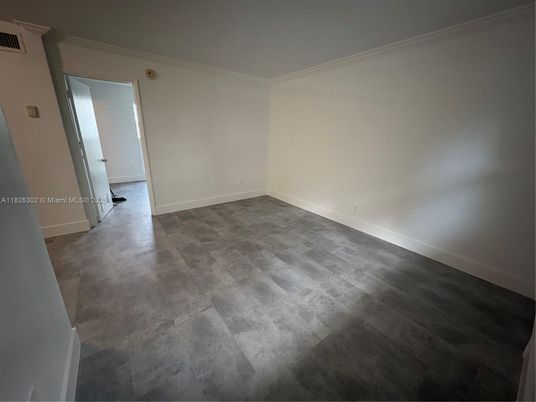 Empty room, Interior