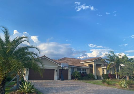 Attached, Exterior, Facade, Mediterranean