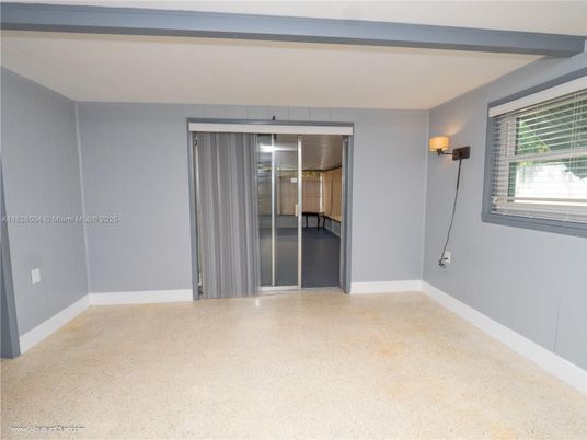 Empty room, Interior