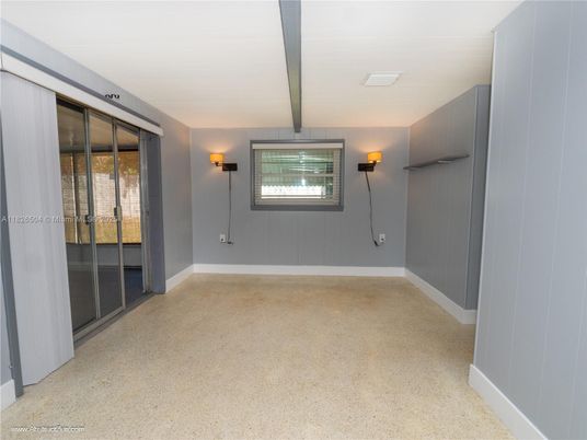 Empty room, Interior