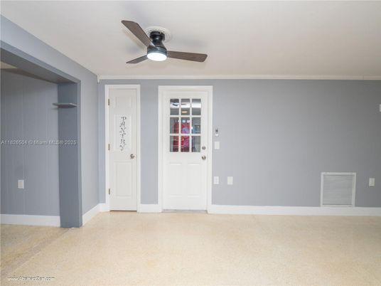 Empty room, Interior