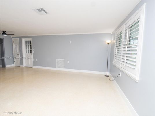 Empty room, Interior