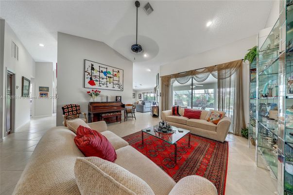 Interior, Living room, Pendant Lights, Piano, Recessed Lighting