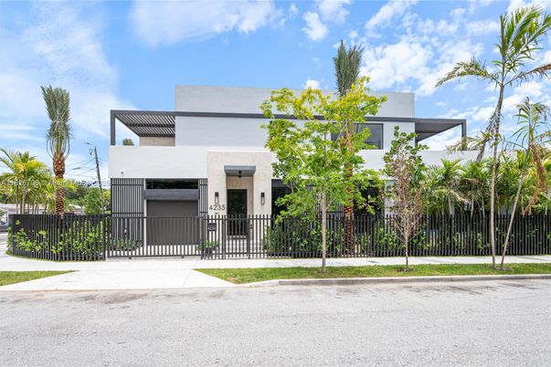 Attached, Exterior, Facade, Modern