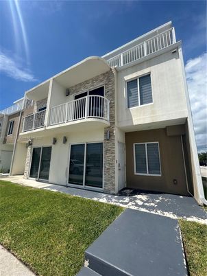 Exterior, Facade, Modern