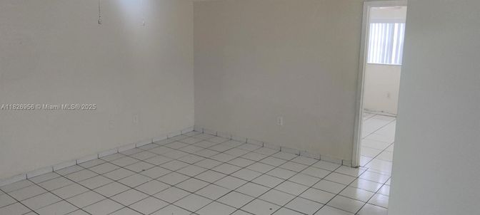 Empty room, Interior