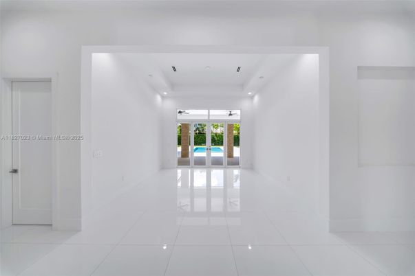 Empty room, Interior, Recessed Lighting