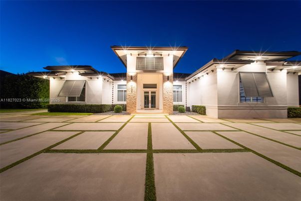 Exterior, Facade, Modern
