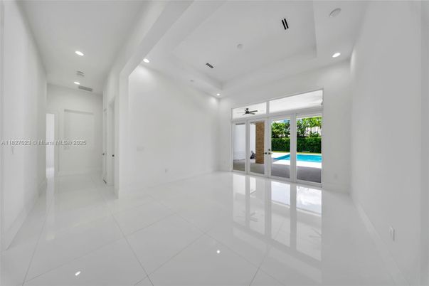 Empty room, Interior, Recessed Lighting