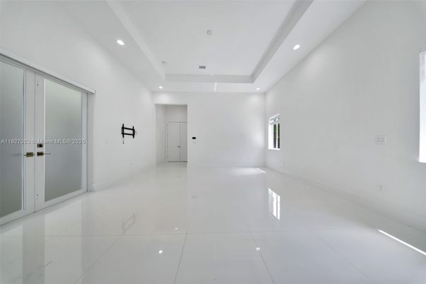 Empty room, Interior, Recessed Lighting
