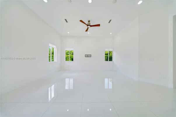 Empty room, Interior, Recessed Lighting