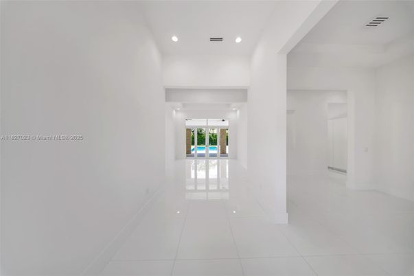 Empty room, Interior, Recessed Lighting