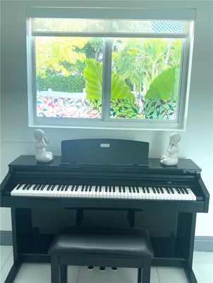 Interior, Piano