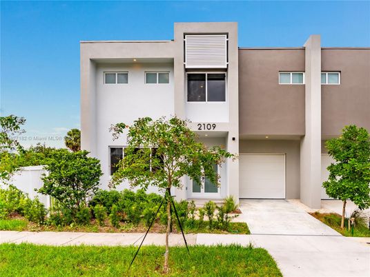 Attached, Exterior, Facade, Modern