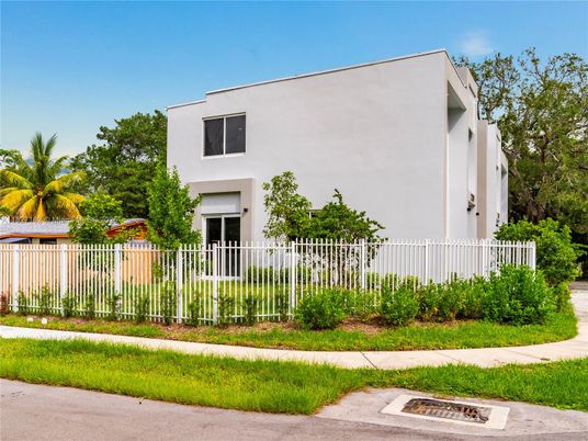 Exterior, Facade, Modern