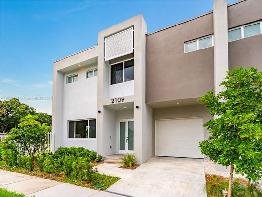 Attached, Exterior, Facade, Modern