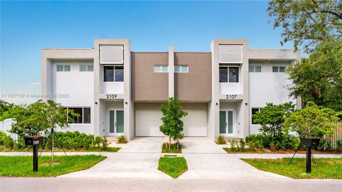 Exterior, Facade, Modern