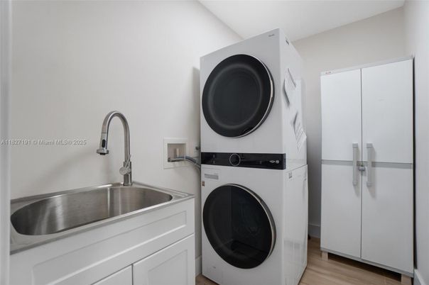 Interior, Utility Closets, Washer, Wood Texture Flooring
