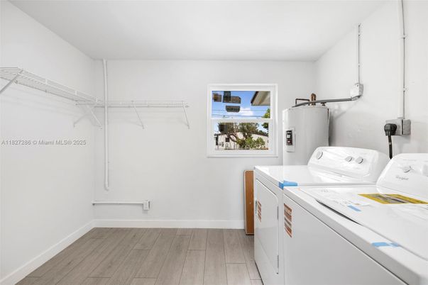 Interior, Washer, Wood Texture Flooring