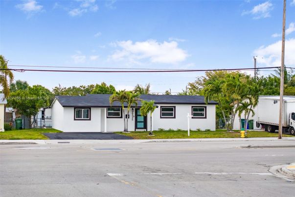Exterior, Facade, Ranch
