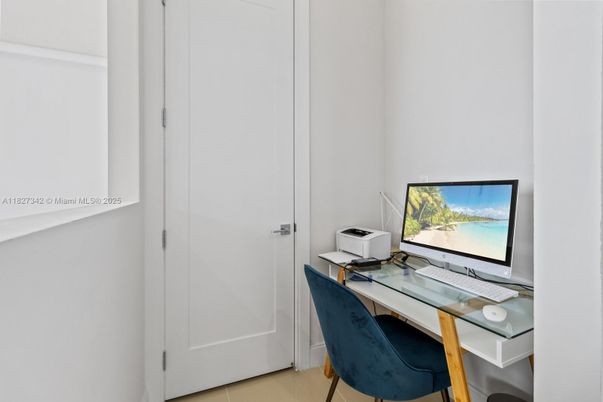 Home Office, Interior