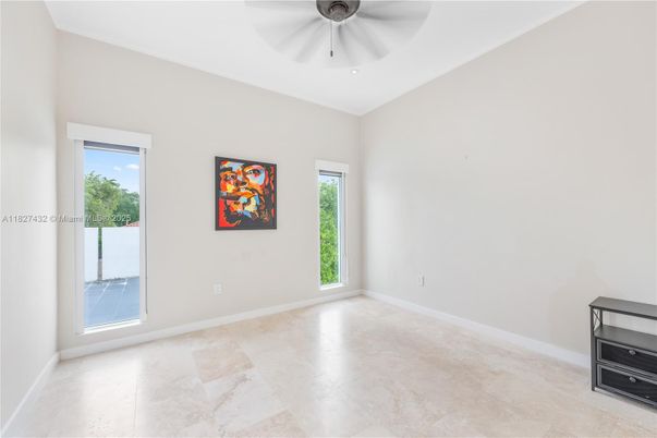Empty room, Interior