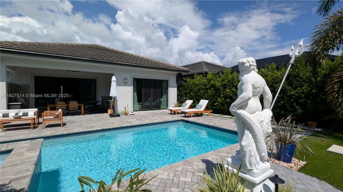 Exterior, Pool