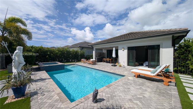 Exterior, Pool