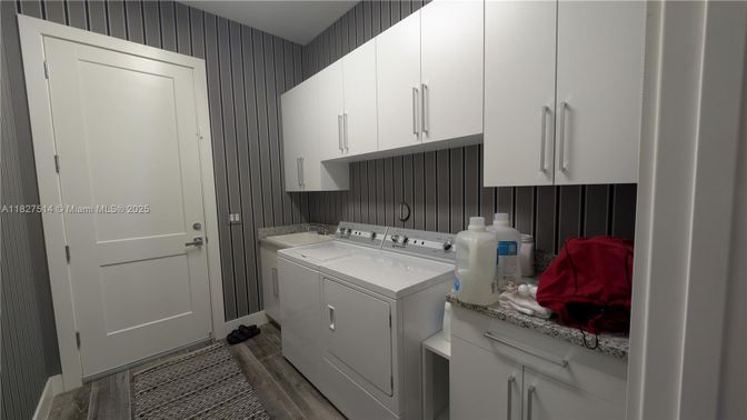 Interior, Washer, Wood Texture Flooring
