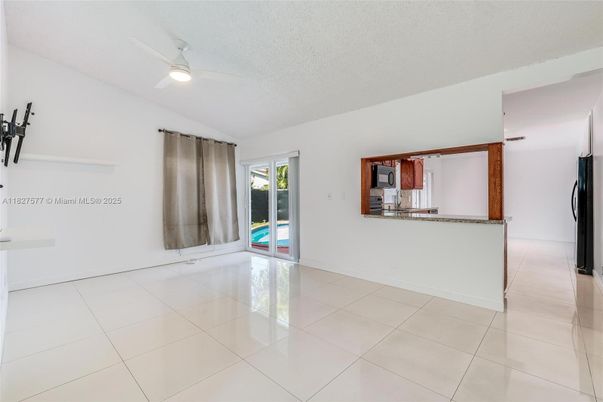 Empty room, Interior