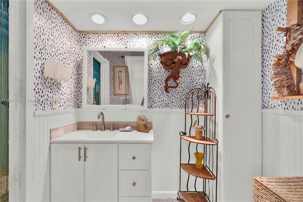 Bathroom, Interior, Recessed Lighting