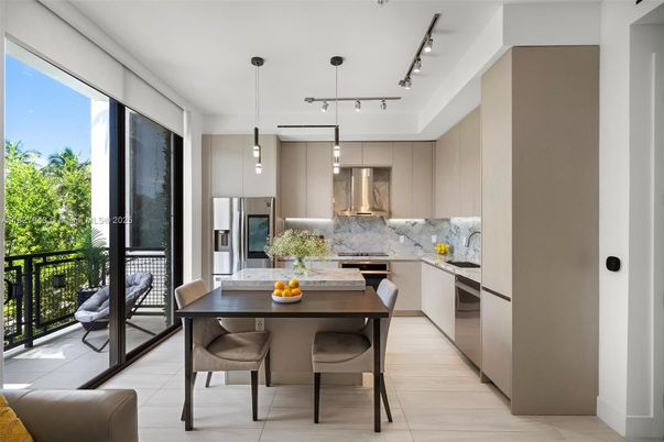 Dining room, Interior, Kitchen, Pendant Lights, Stainless Steel Appliances