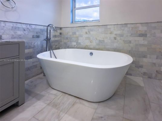 Bathroom, Free Standing Baths, Interior, Marble, Marble Walls