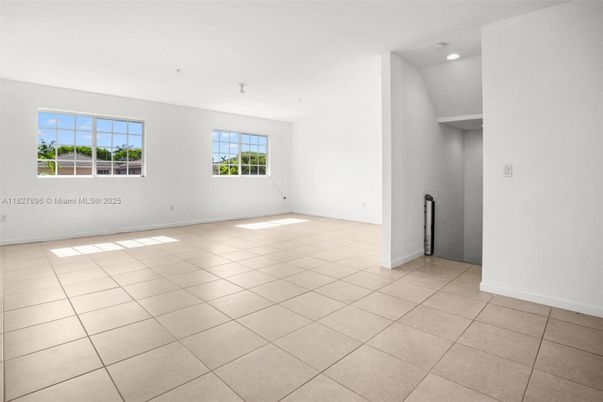 Empty room, Interior