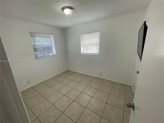 Empty room, Interior