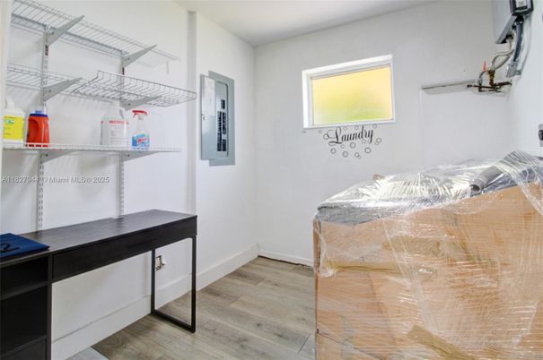 Interior, Walk-in Closets, Wood Texture Flooring