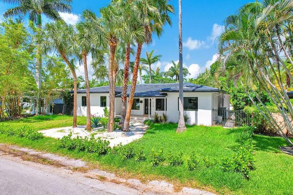Backyard, Exterior, Facade, Ranch