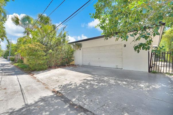 Detached Garage, Exterior